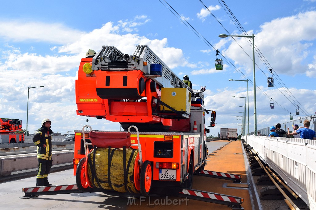 Koelner Seilbahn Gondel blieb haengen Koeln Linksrheinisch P076.JPG